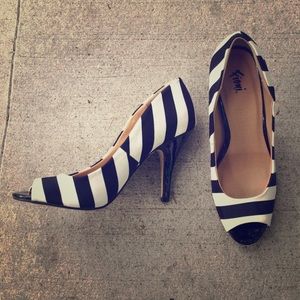 B/W striped peep toe pumps